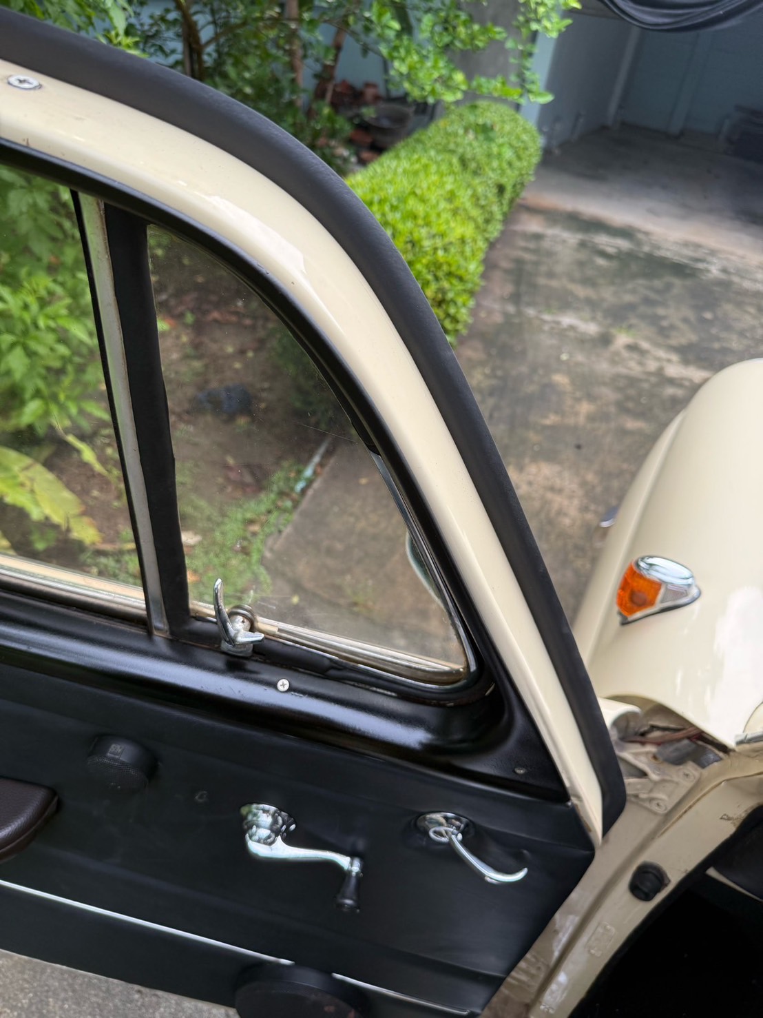 Mercedes Ponton W180 / W121 / W120 Door Rubber Seal – front left and right - Image 3