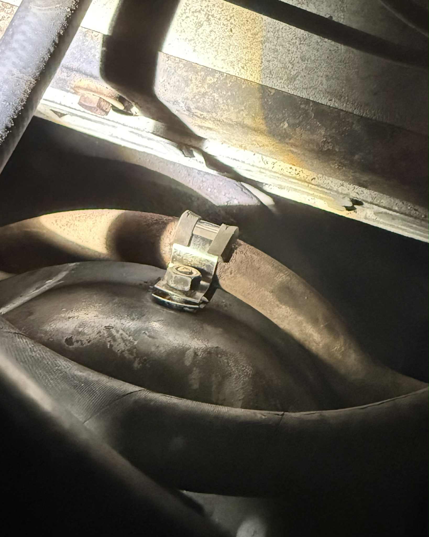 Finding parts like clips, specific nuts, electric joints, hose and pipe clamp, and rivets for your Porsche 928 renovation is often made much more convenient by using image search on specialized online websites.